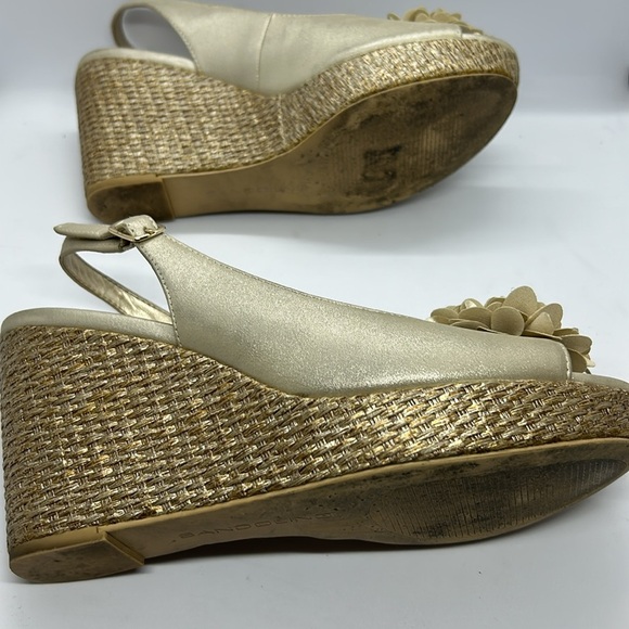 Bandolino Prewoned Champagne Floral Wedge Sandals - Picture 7 of 12